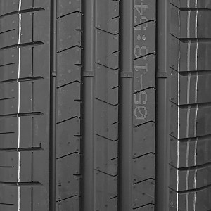 opona letnia Pirelli P ZERO w rozmiarze 255/45R20 z indeksem nośności 101 i prędkości Y - widok bieżnika