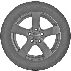 opona całoroczna Yokohama Bluearth 4S AW21 w rozmiarze 195/50R19 z indeksem nośności 88 i prędkości H